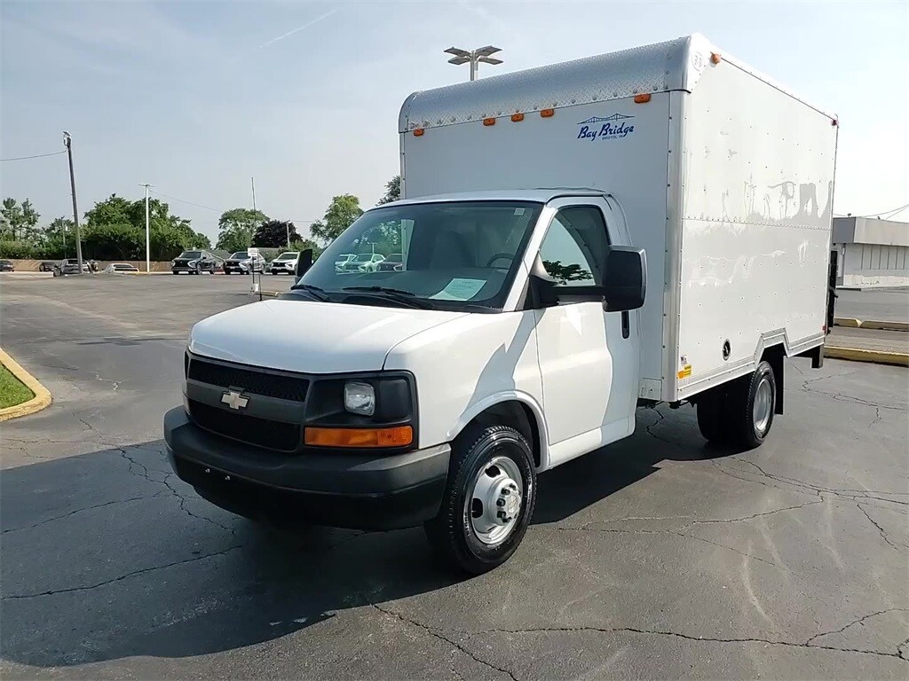 2009 Chevrolet Express Cutaway Work Van photo 2