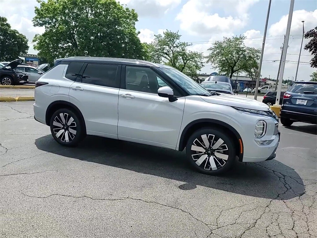 2025 Mitsubishi Outlander SEL photo 3