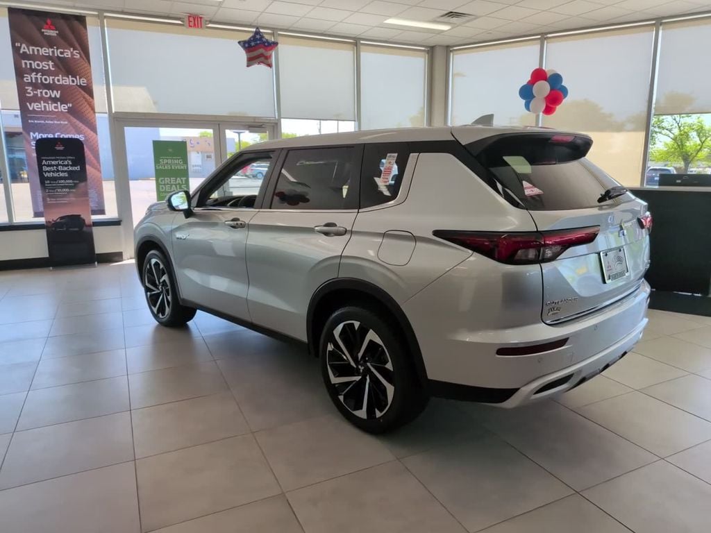2025 Mitsubishi Outlander Plug-in Hybrid SE - Photo 11