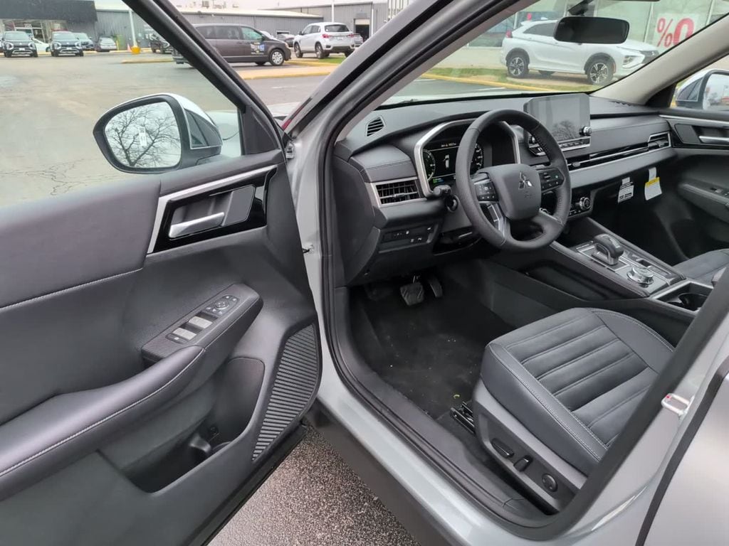 2025 Mitsubishi Outlander Plug-in Hybrid SE - Photo 18