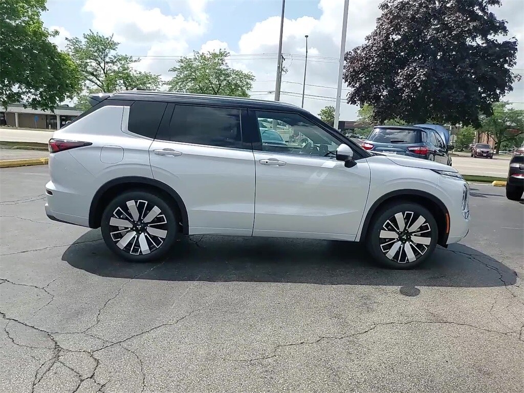 2025 Mitsubishi Outlander SEL photo 4