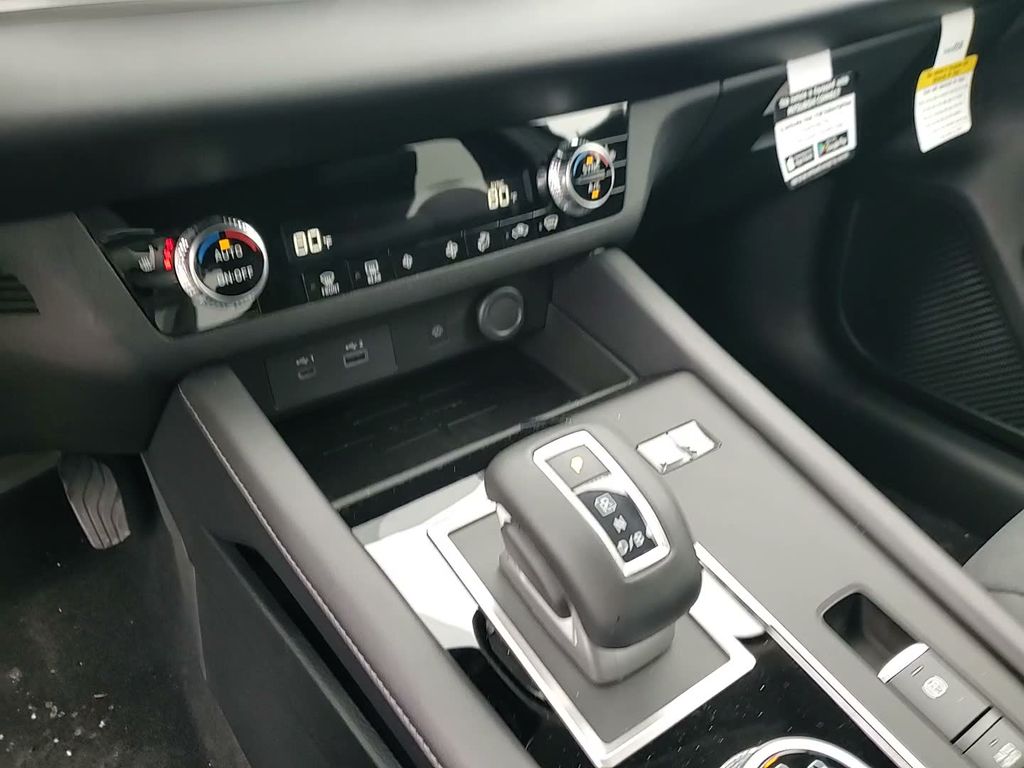 2025 Mitsubishi Outlander Plug-in Hybrid SE - Photo 23