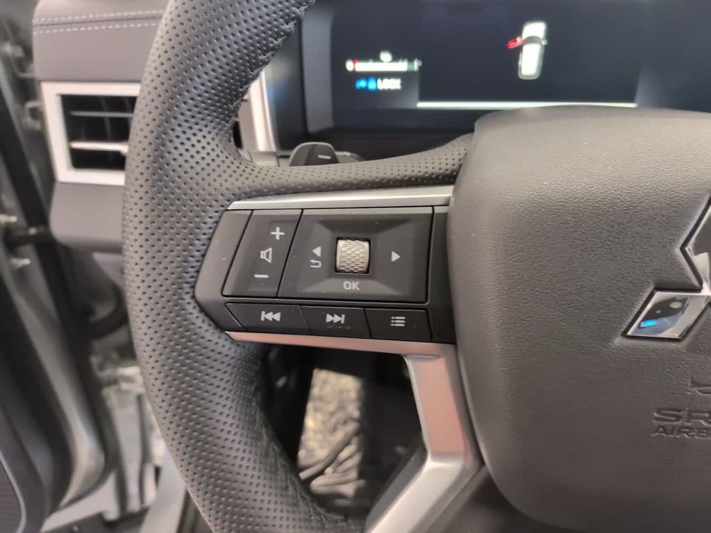 2025 Mitsubishi Outlander Plug-in Hybrid SE - Photo 19