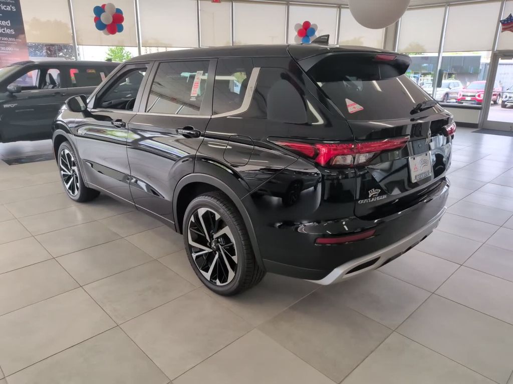 2025 Mitsubishi Outlander Plug-in Hybrid SE - Photo 9