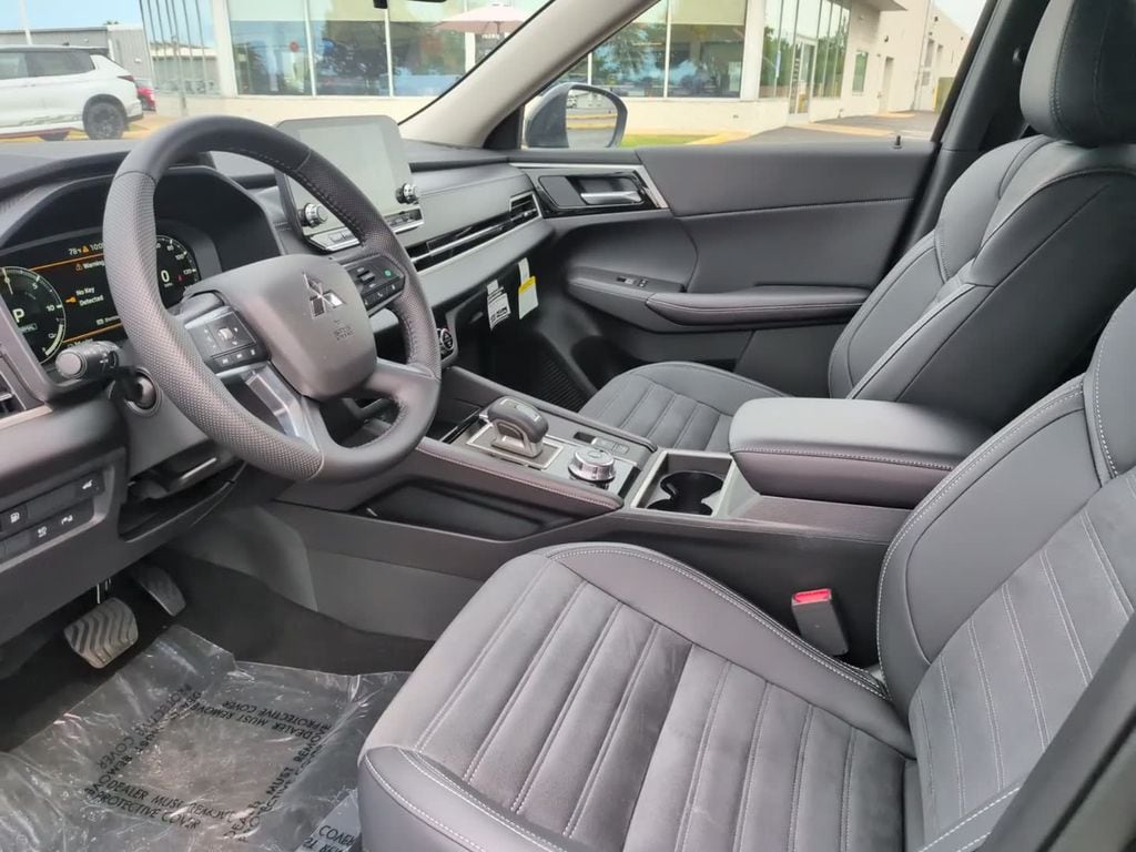 2025 Mitsubishi Outlander Plug-in Hybrid SE - Photo 19