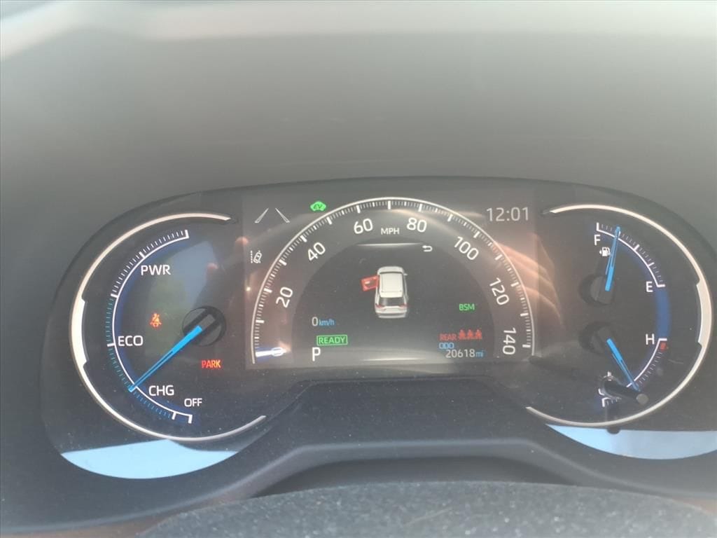 2025 Toyota RAV4 XSE - Photo 13