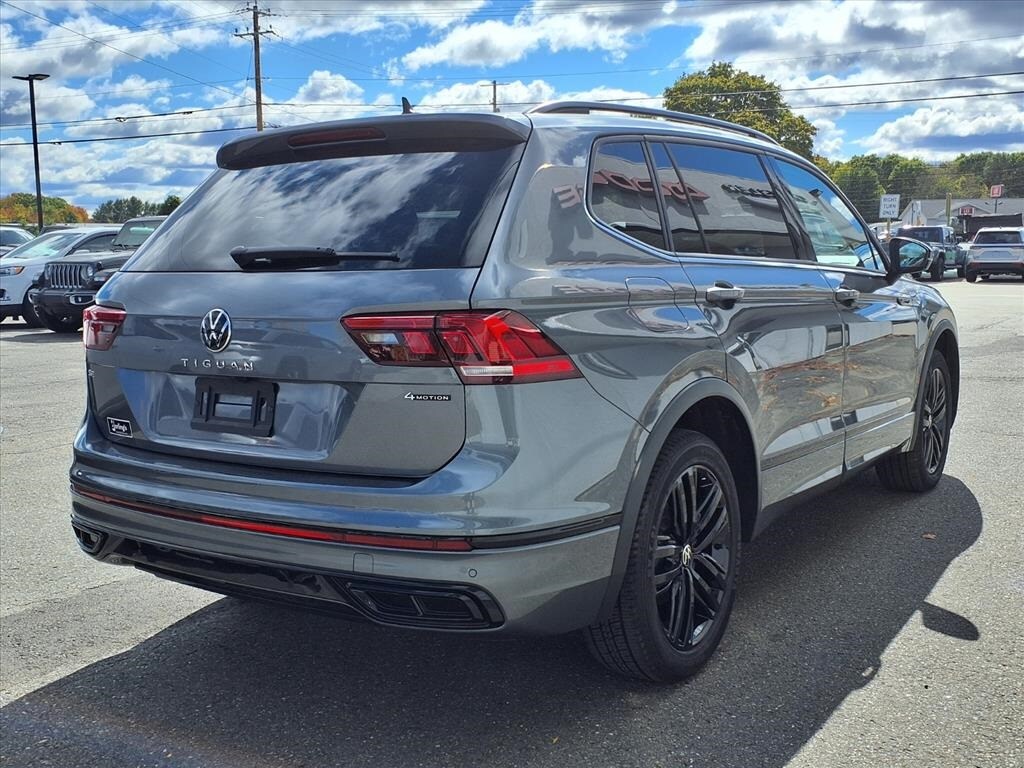 2022 Volkswagen Tiguan SE R-Line Black Premium photo 4