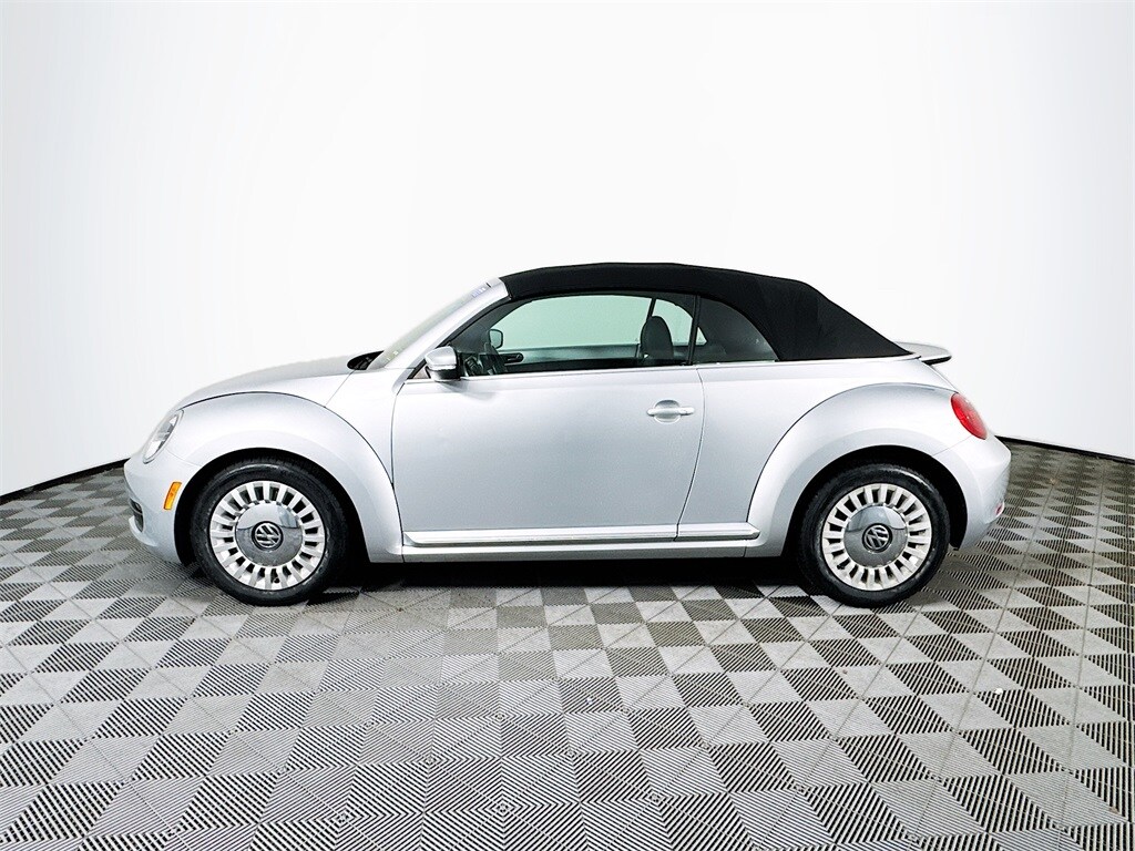 2013 Volkswagen Beetle Convertible 2.5L photo 4