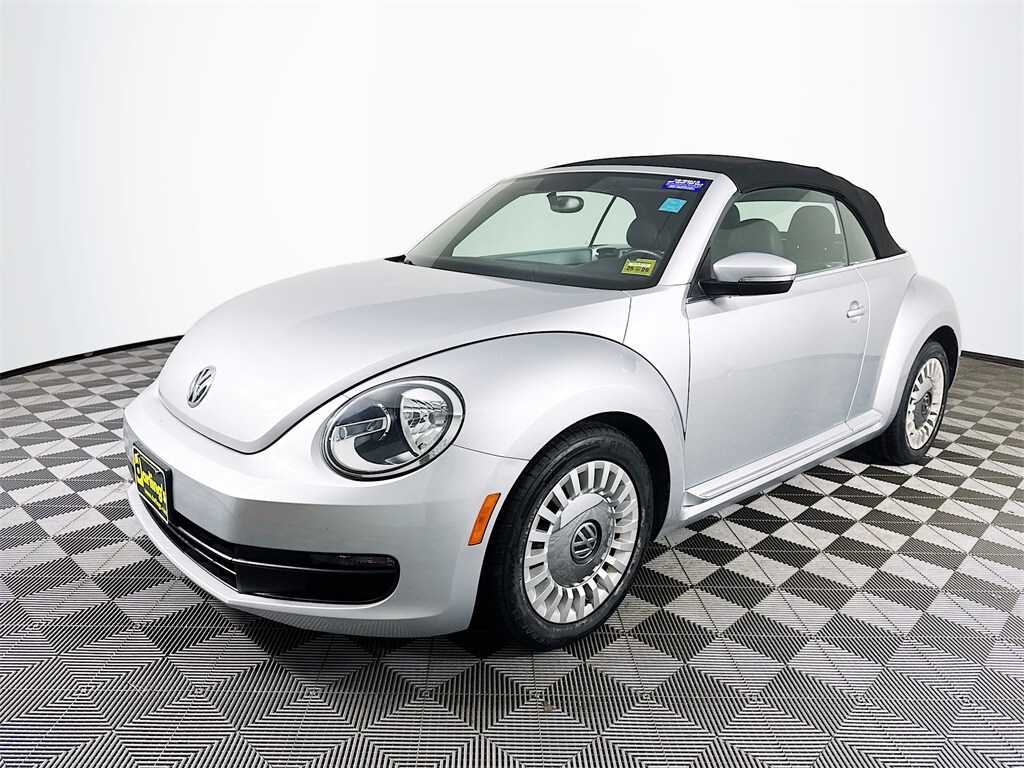 2013 Volkswagen Beetle Convertible 2.5L photo 3