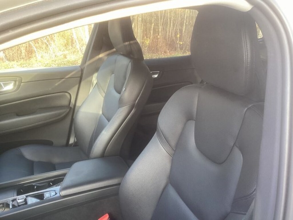 Used 2022 Volvo XC60 B5 Momentum (Certified) SUV