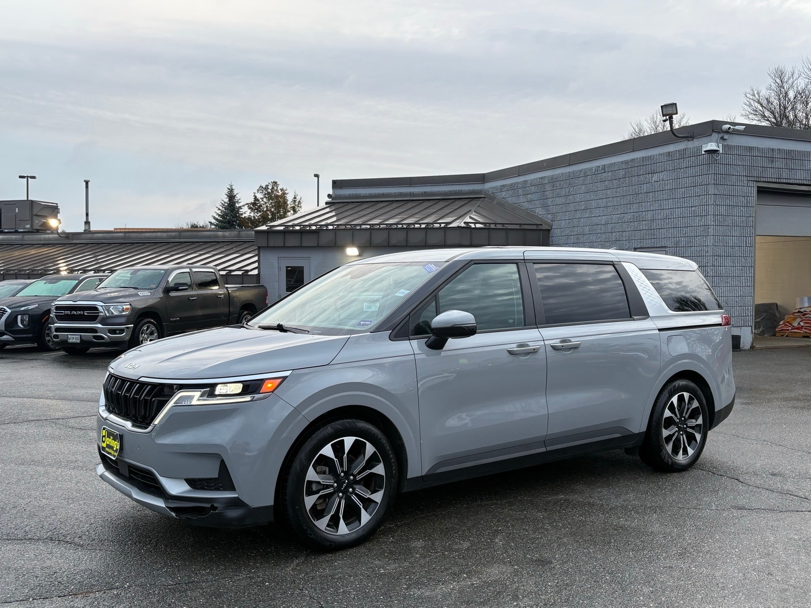 2023 Kia Carnival EX's photo