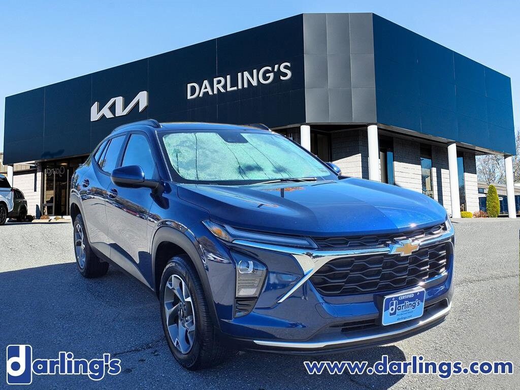 2024 Chevrolet Trax LT photo 2