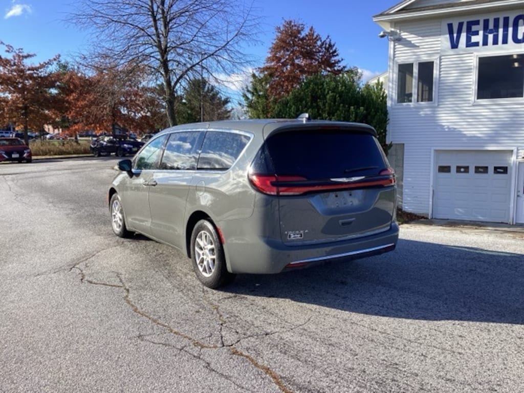 Used 2025 Chrysler Pacifica Select (Darling's Certified) Van Passenger Van