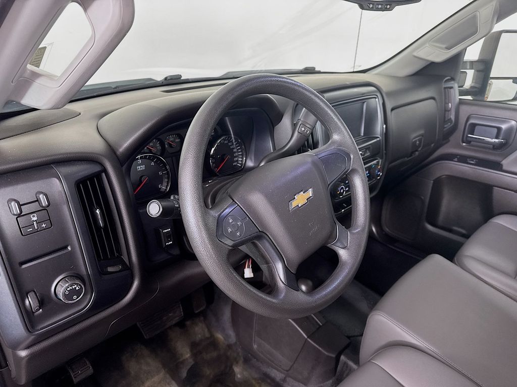 2018 Chevrolet Silverado 3500 Chassis Cab 8