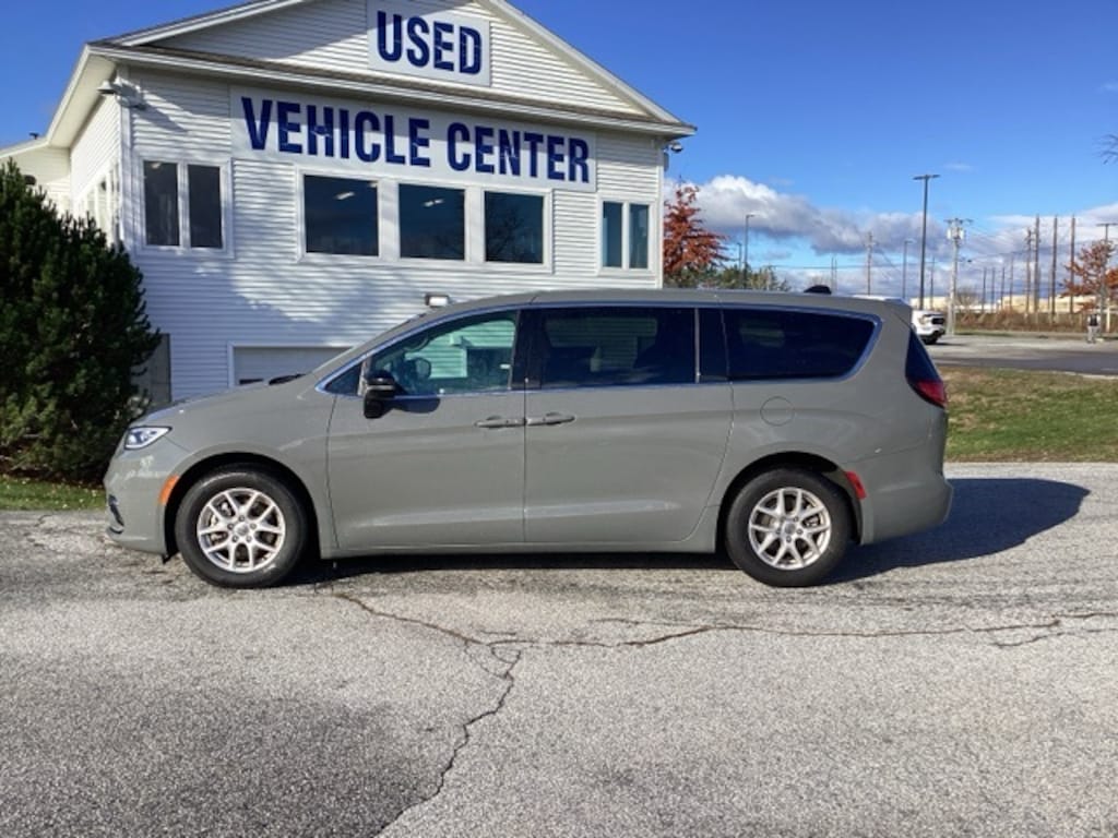 Used 2025 Chrysler Pacifica Select (Darling's Certified) Van Passenger Van