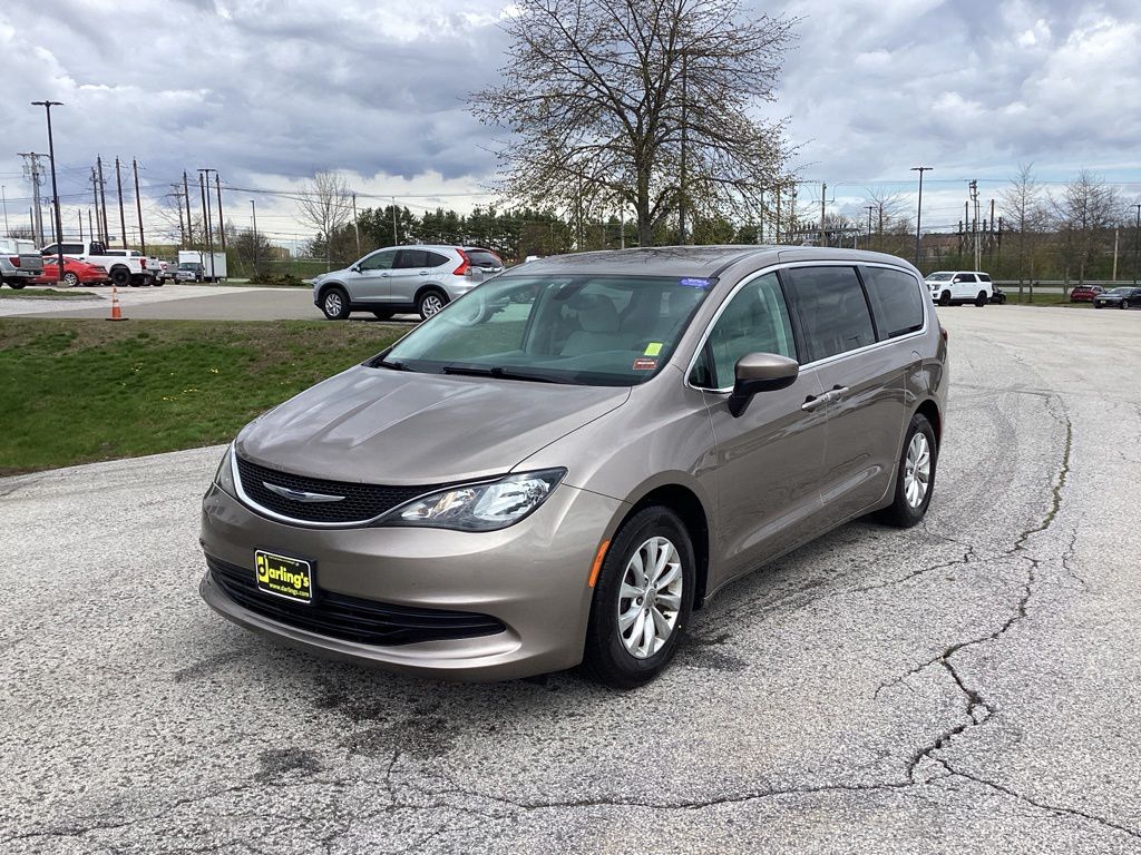 2017 Chrysler Pacifica Touring's photo