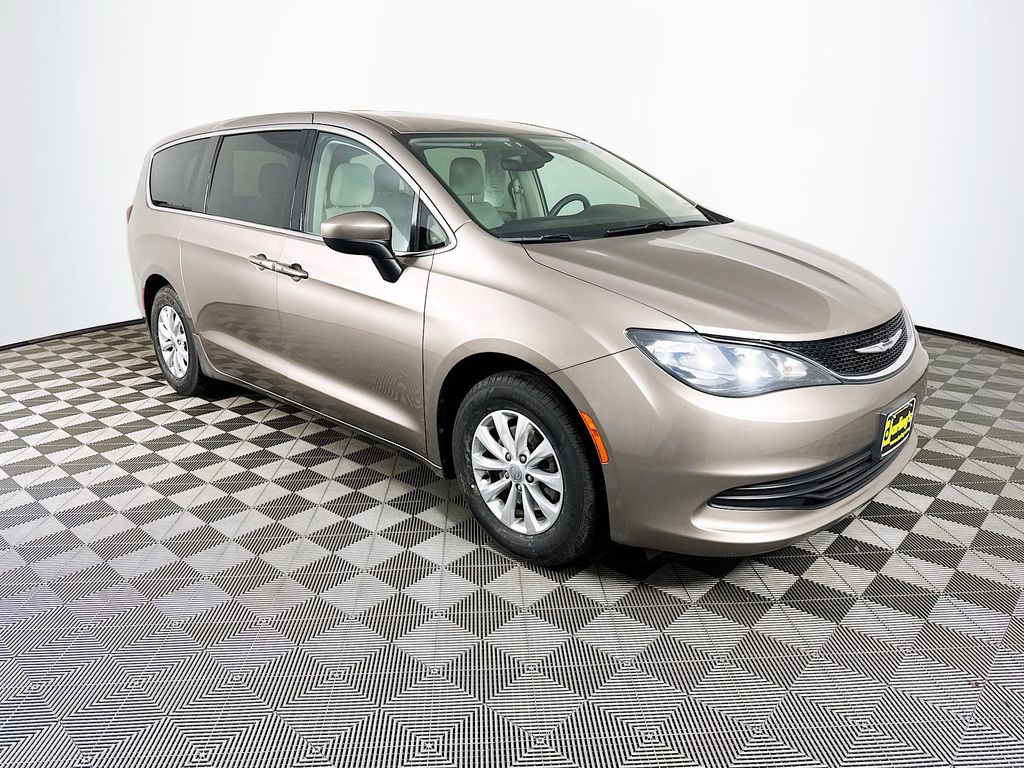 2017 Chrysler Pacifica Touring's photo