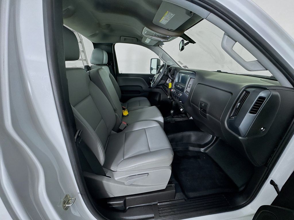 2018 Chevrolet Silverado 3500 Chassis Cab 21