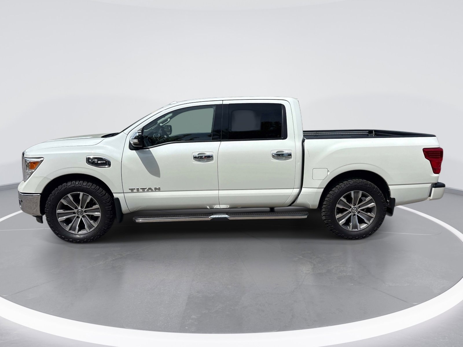 2017 Nissan Titan SL photo 4
