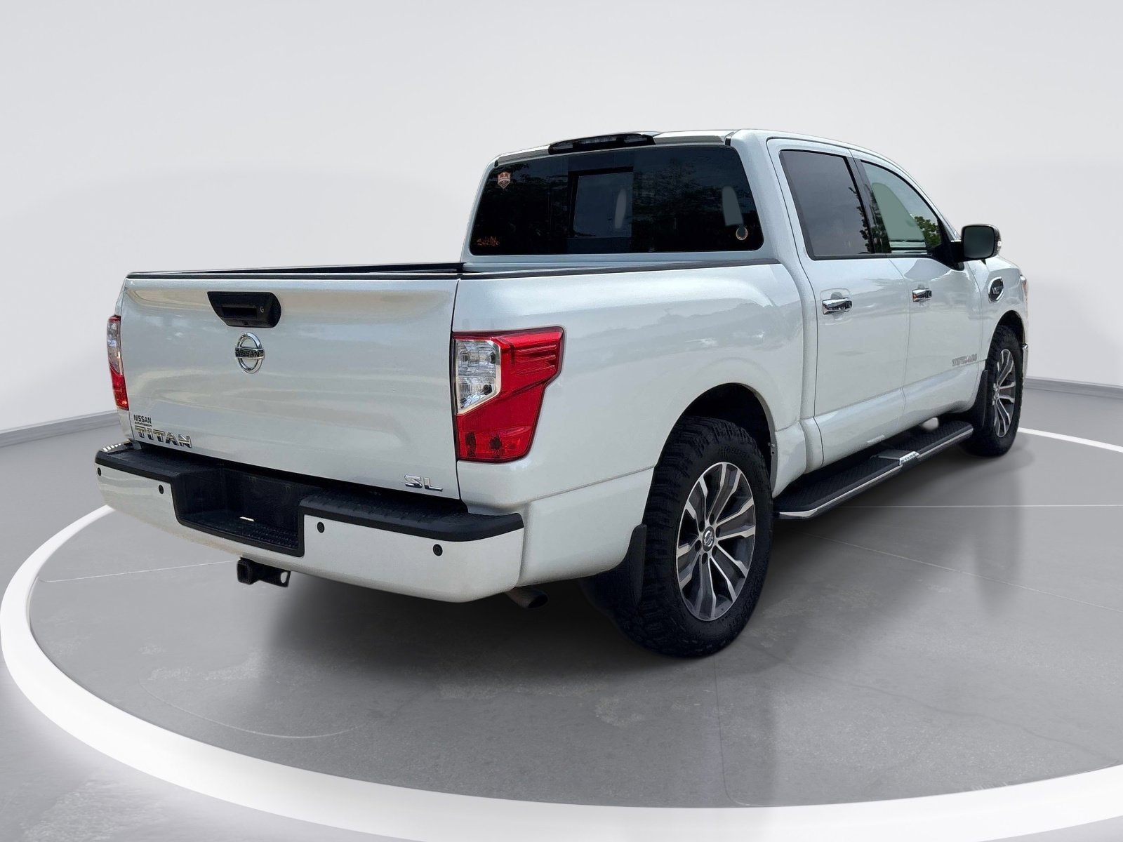 2017 Nissan Titan SL photo 3