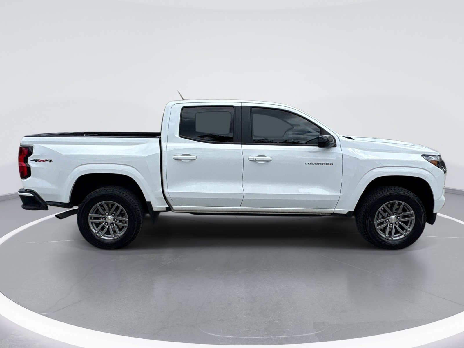 2023 Chevrolet Colorado LT photo 3