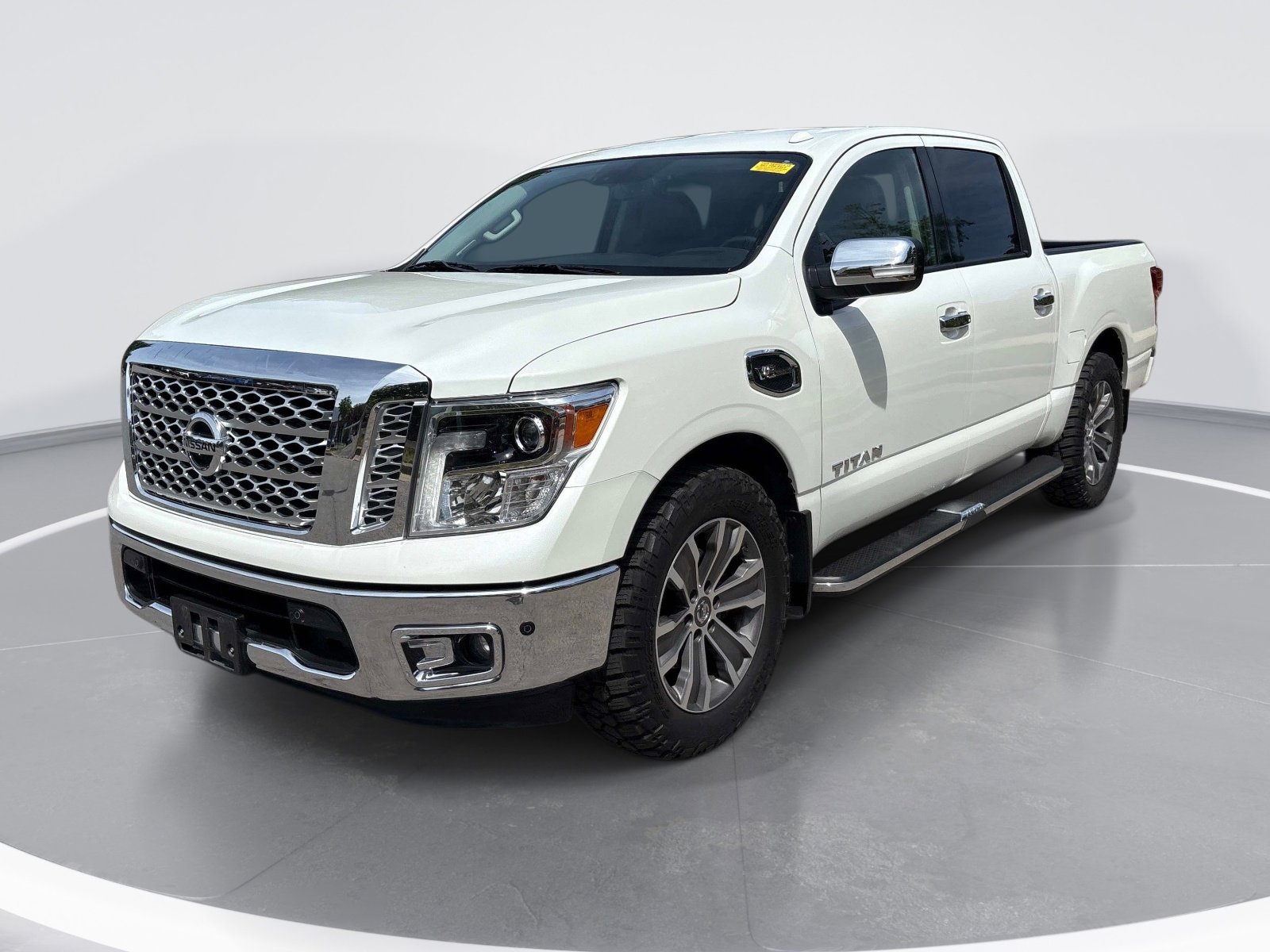 2017 Nissan Titan SL photo 2