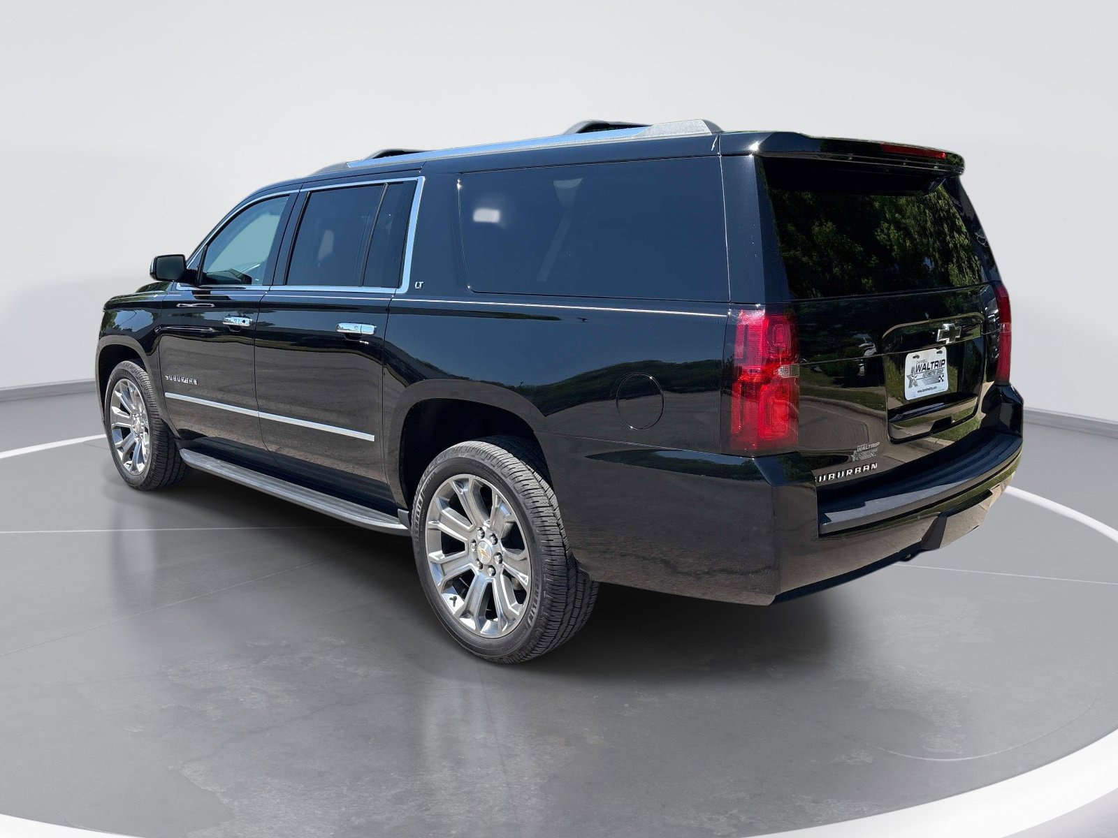 2016 Chevrolet Suburban LT photo 4
