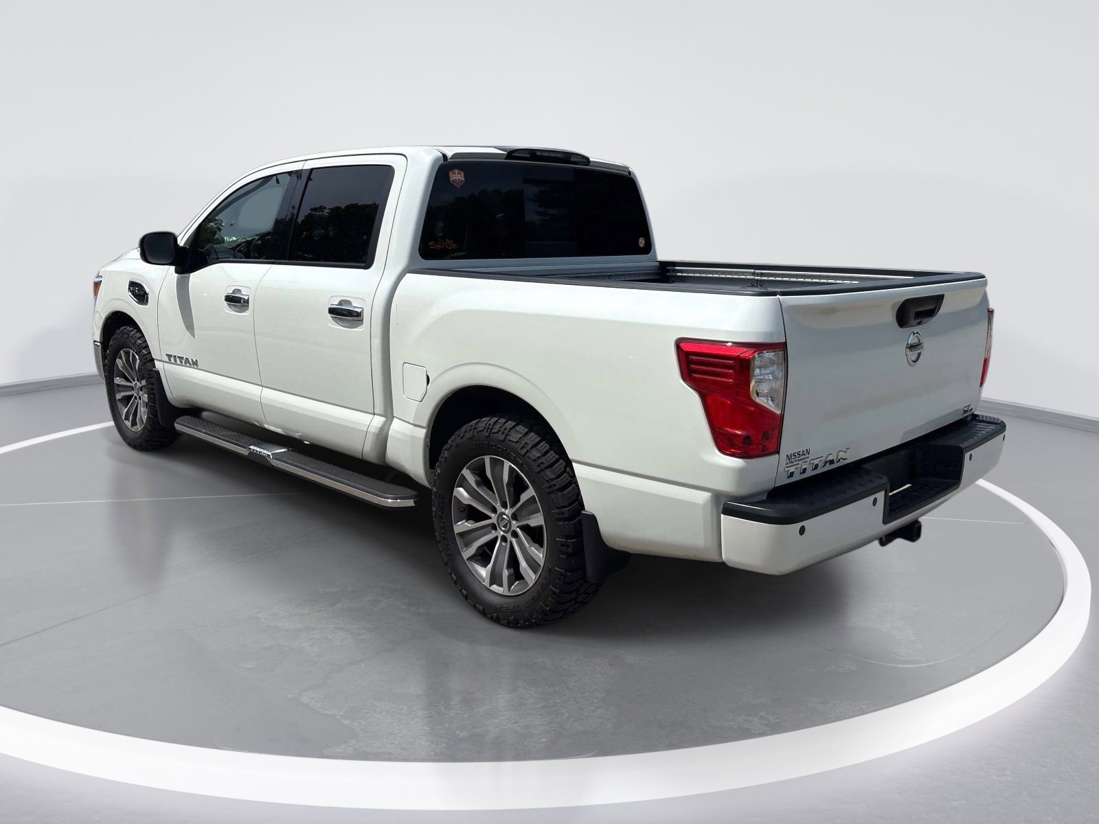 2017 Nissan Titan SL photo 5
