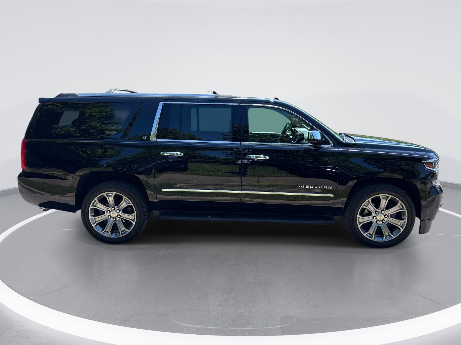2016 Chevrolet Suburban LT photo 3