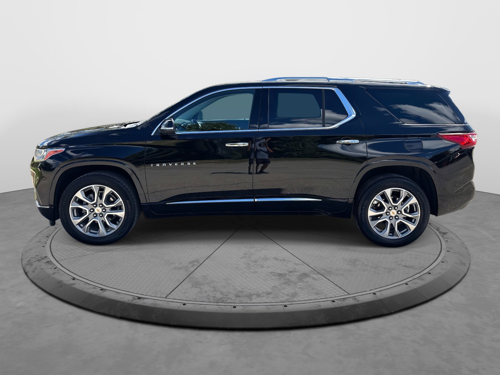 2021 Chevrolet Traverse Premier photo 2