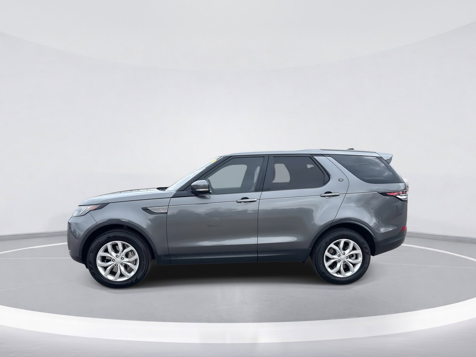 2018 Land Rover Discovery SE photo 4