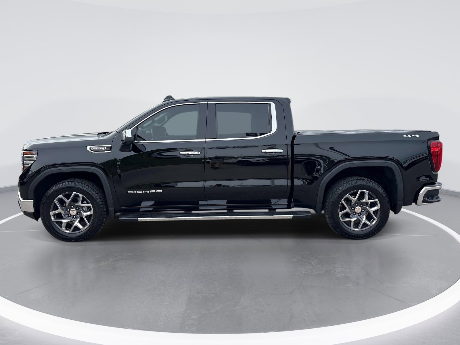 2024 GMC Sierra 1500 SLT photo 4