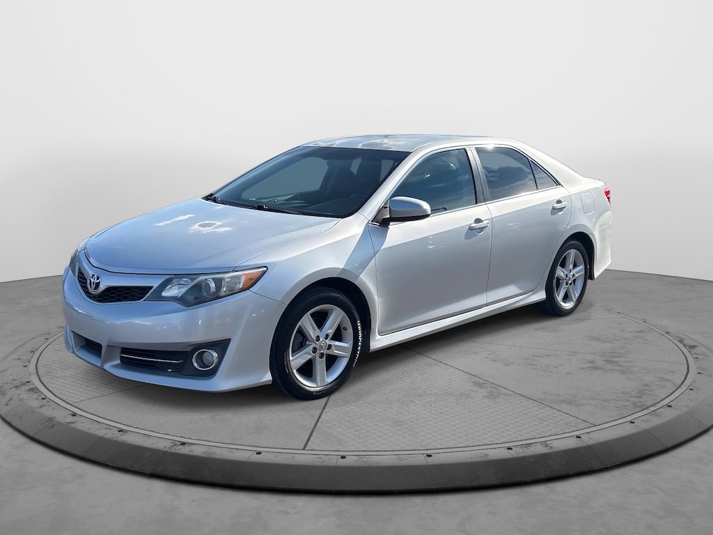 Used 2014 Toyota Camry SE Sedan