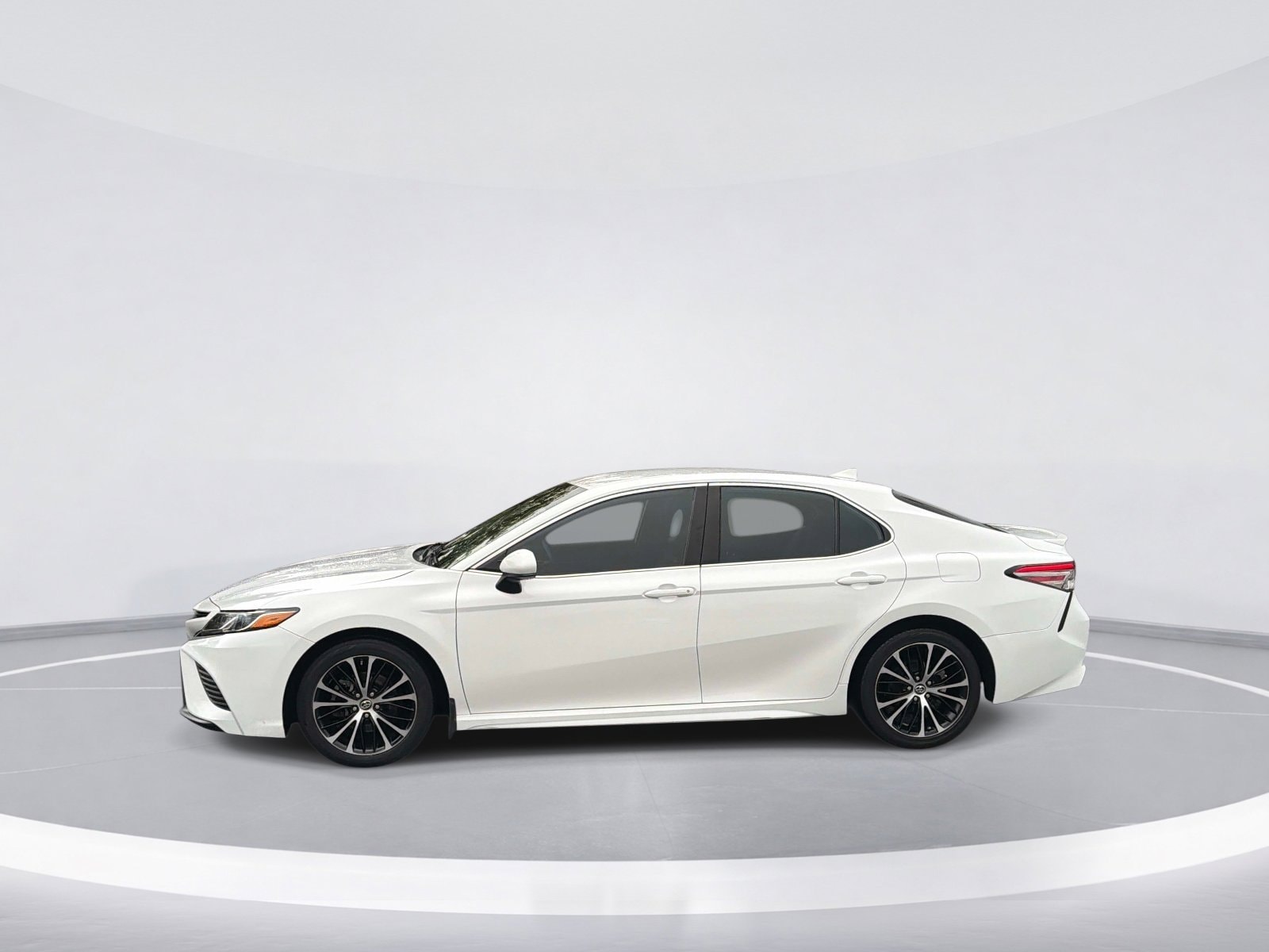 2019 Toyota Camry SE photo 5