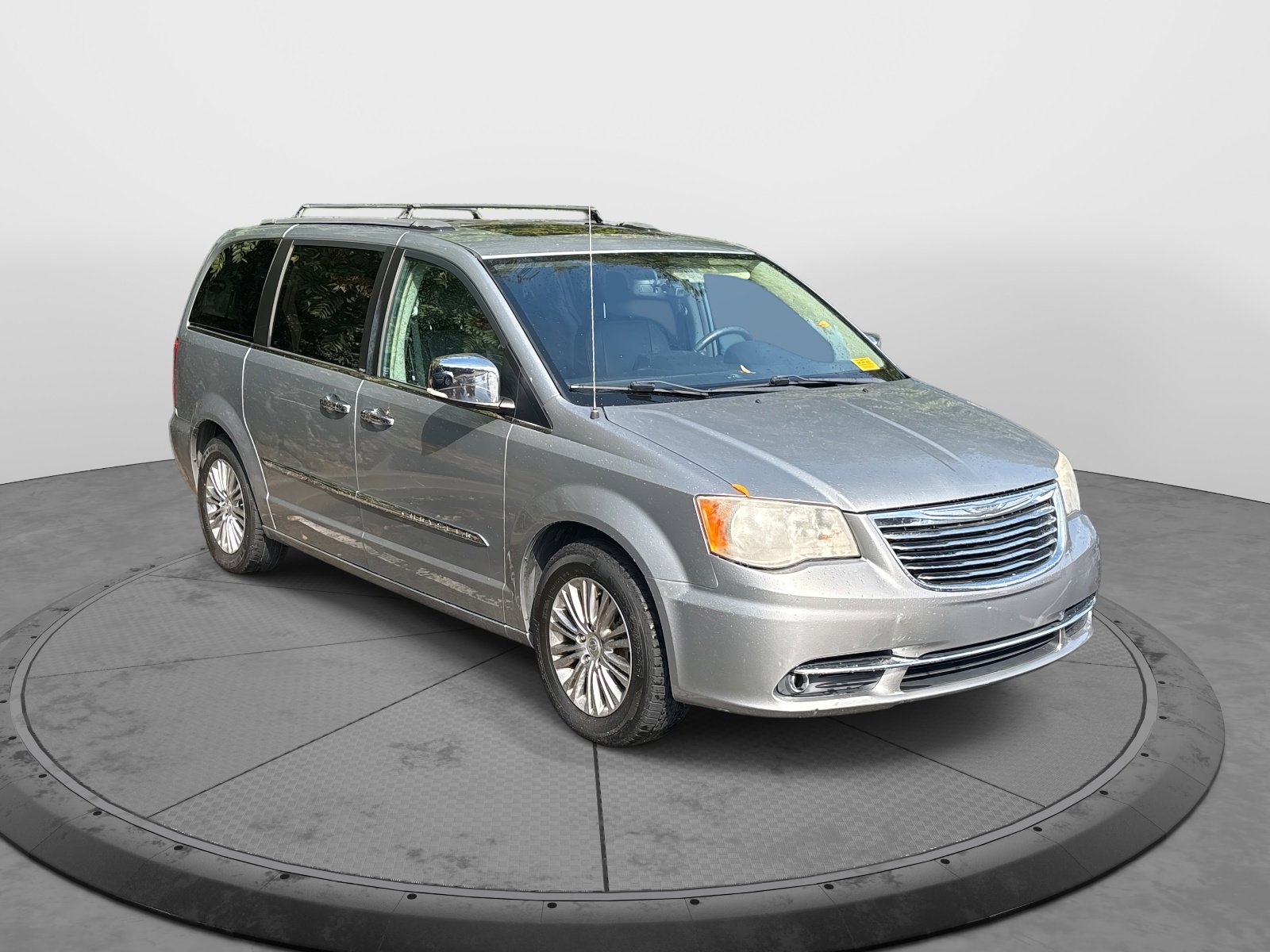 2013 Chrysler Town & Country photo 2