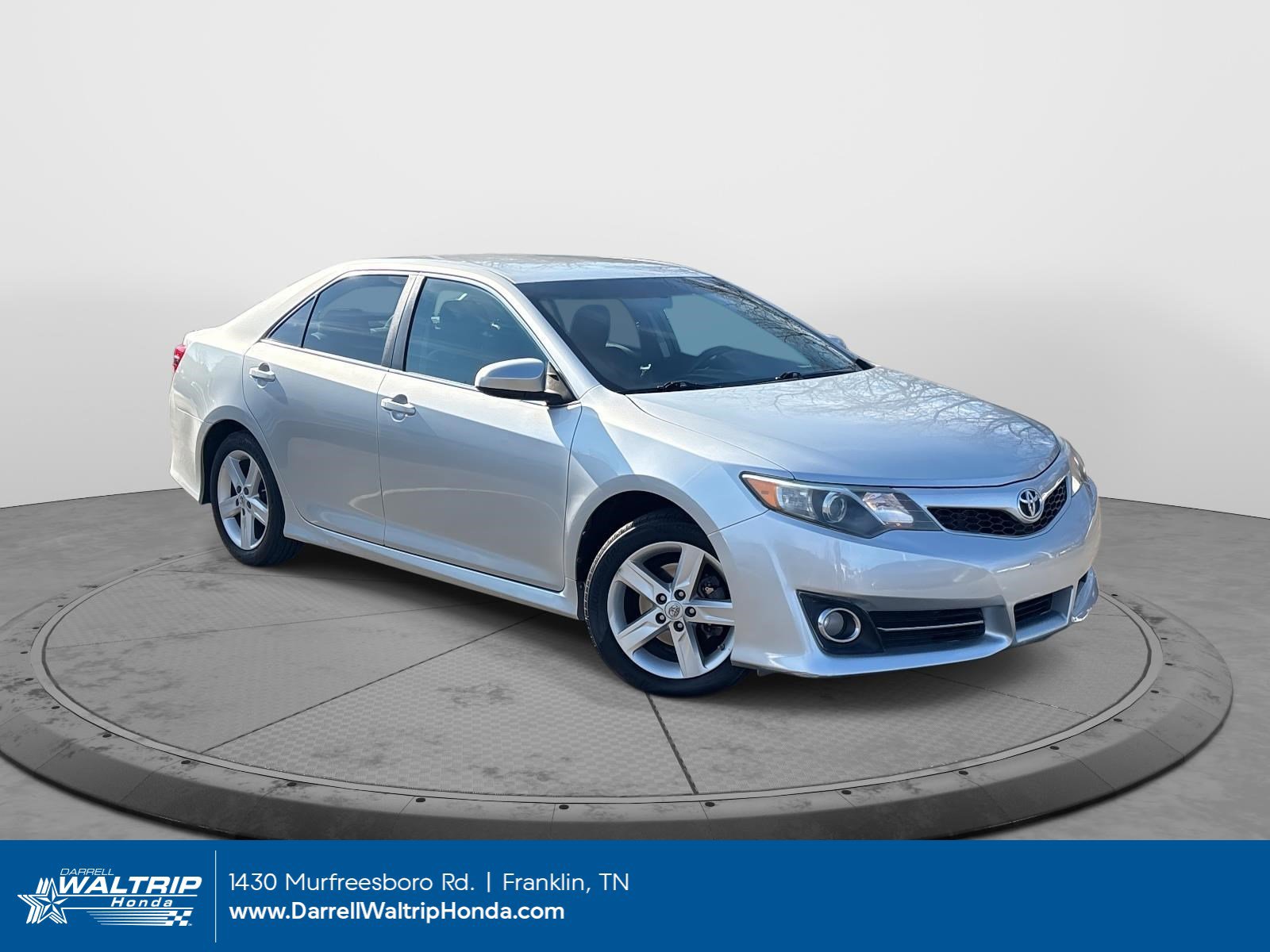 2014 Toyota Camry SE's photo