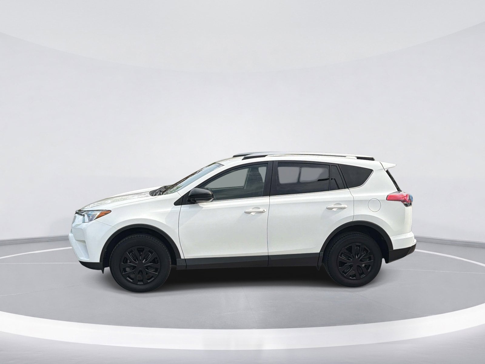 2017 Toyota RAV4 LE photo 5