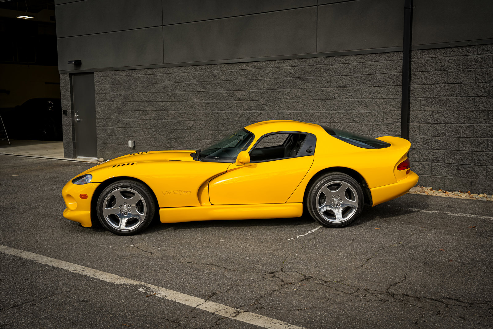 2001 Dodge Viper GTS photo 2