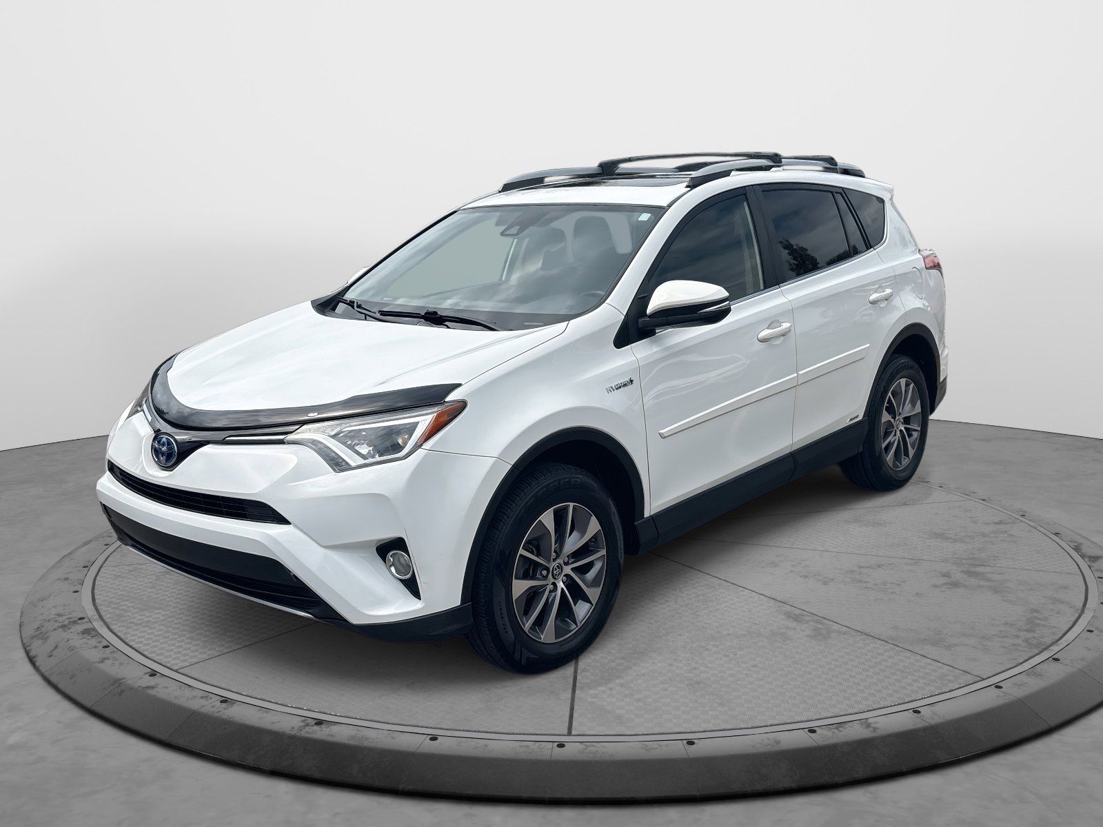 2017 Toyota RAV4 Hybrid XLE photo 3
