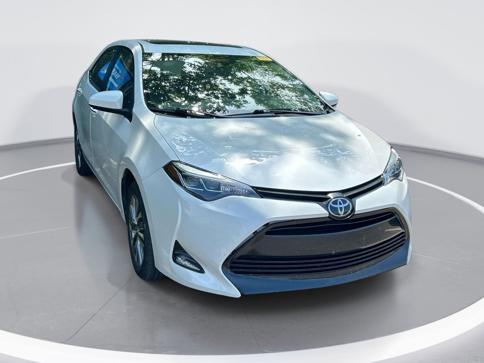 2019 Toyota Corolla XLE photo 2