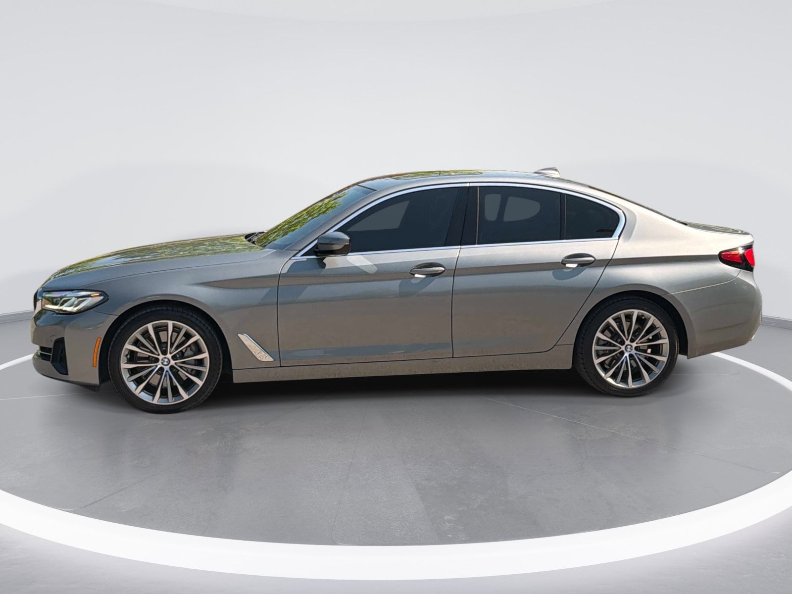 2023 BMW 5 Series 530i photo 4