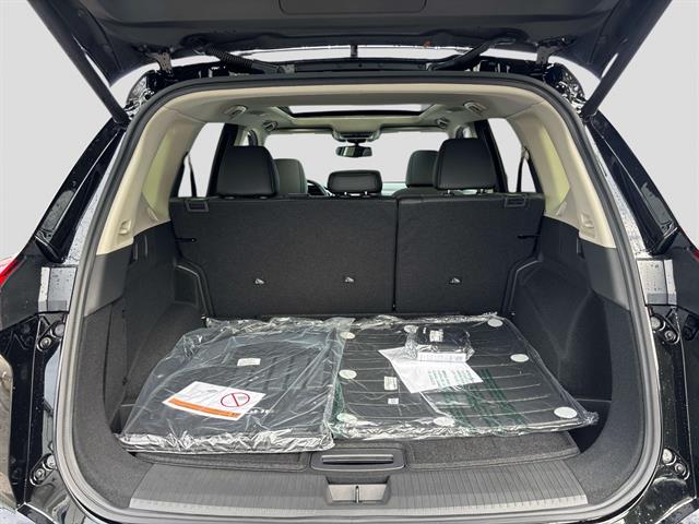 2026 Nissan Rogue Platinum photo 2