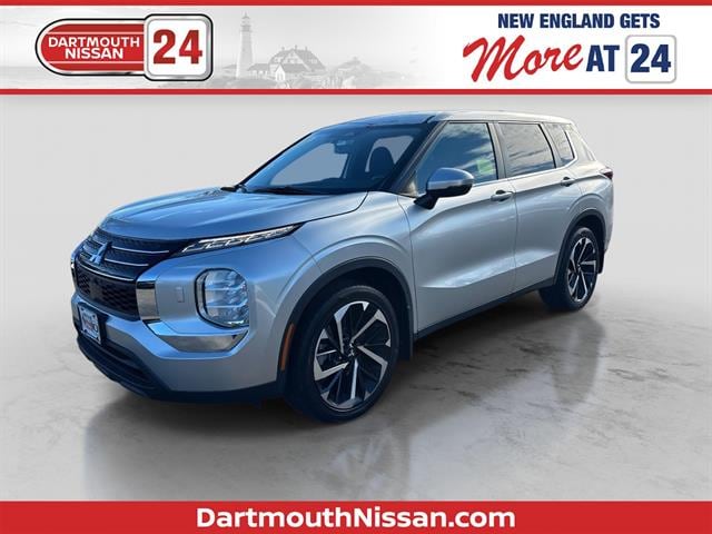 2022 Mitsubishi Outlander ES's photo