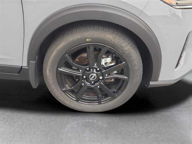 2022 Nissan Kicks SR photo 2