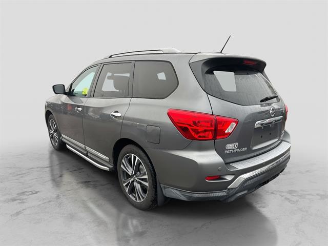 2017 Nissan Pathfinder Platinum 4x4 photo 2