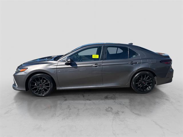 2022 Toyota Camry Hybrid LE photo 2
