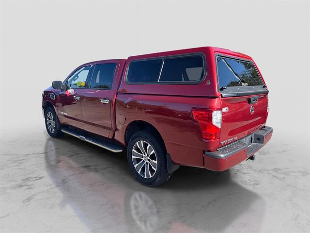 2017 Nissan Titan SL Crew Cab photo 2