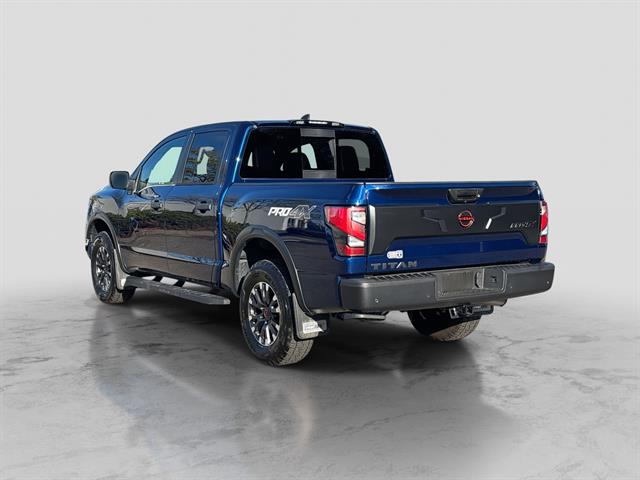2023 Nissan Titan Platinum Reserve Crew Cab photo 2
