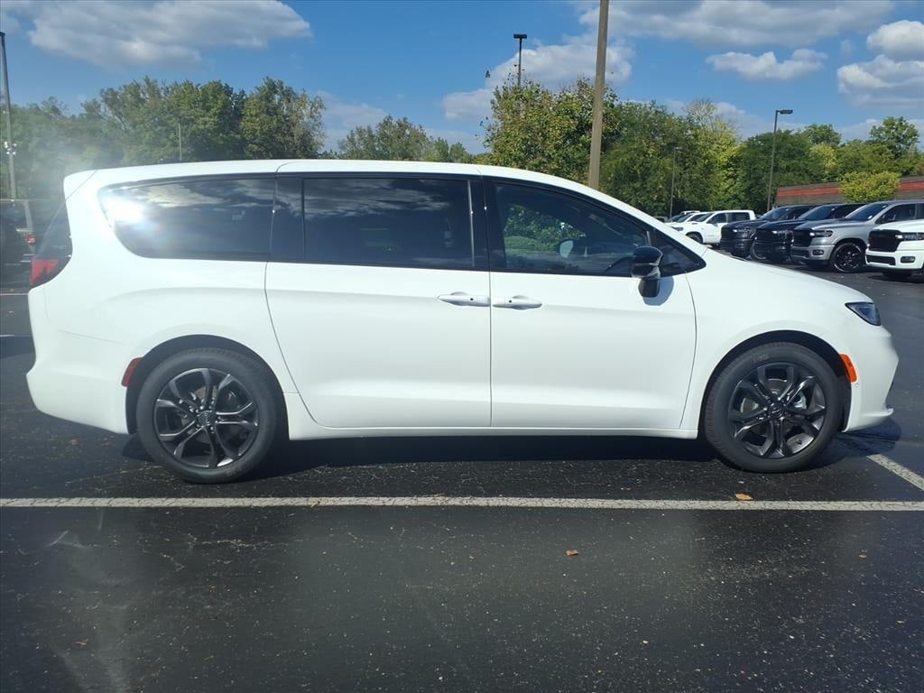 New 2026 Chrysler Pacifica Select Passenger Van