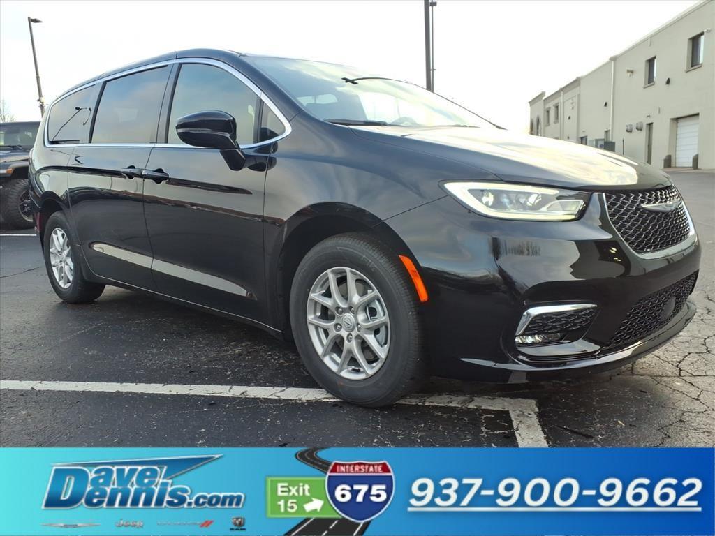 2026 Chrysler Pacifica Select's photo